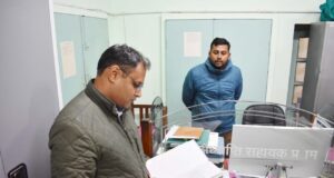 जिलाधिकारी ने किया कलेक्ट्रेट के विभिन्न पटलो का निरीक्षण