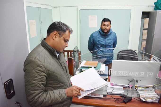 जिलाधिकारी ने किया कलेक्ट्रेट के विभिन्न पटलो का निरीक्षण