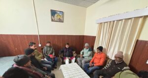 गोपेश्वर नगर से जुड़ी समस्याओं के समाधान के लिए नागरिक मंच ने भाजपा प्रदेश अध्यक्ष महेंद्र भट्ट से की मुलाकात