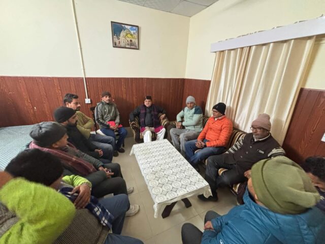 गोपेश्वर नगर से जुड़ी समस्याओं के समाधान के लिए नागरिक मंच ने भाजपा प्रदेश अध्यक्ष महेंद्र भट्ट से की मुलाकात