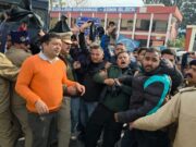 कांग्रेस और उक्रांद ने राज्य सभा सांसद को काले झंडे दिखाकर किया विरोध