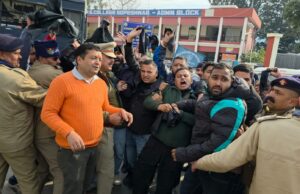 कांग्रेस और उक्रांद ने राज्य सभा सांसद को काले झंडे दिखाकर किया विरोध