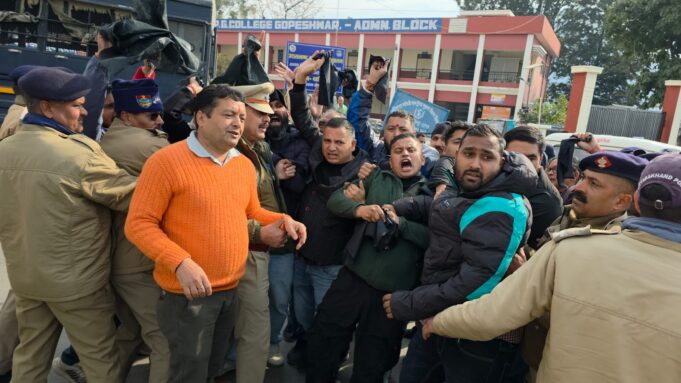 कांग्रेस और उक्रांद ने राज्य सभा सांसद को काले झंडे दिखाकर किया विरोध