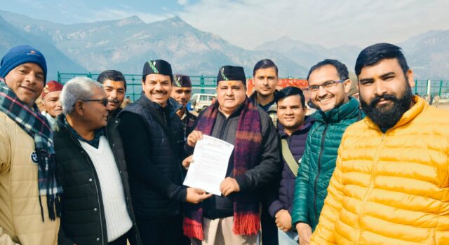 पत्रकार हितों के लिए प्रेसक्लब चमोली ने राज्य सभा सांसद महेंद्र भट्ट को सौंपा ज्ञापन