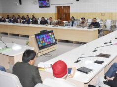 डीएम ने सीएम हेल्प लाइन पर प्राप्त शिकायतों की समीक्षा बैठक ली