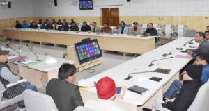 डीएम ने सीएम हेल्प लाइन पर प्राप्त शिकायतों की समीक्षा बैठक ली