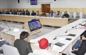 डीएम ने सीएम हेल्प लाइन पर प्राप्त शिकायतों की समीक्षा बैठक ली