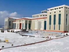 बर्फवारी का नजारा देखने विधानसभा परिसर पंहुच रहे स्थानीय पर्यटक,उपजिलाधिकारी भी पंहुचे भराडीसैंण।