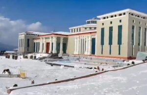 बर्फवारी का नजारा देखने विधानसभा परिसर पंहुच रहे स्थानीय पर्यटक,उपजिलाधिकारी भी पंहुचे भराडीसैंण।