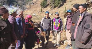 गणतंत्र की सबसे खूबसूरत तस्वीर!– वाण गांव के दो युवाओं ने मसीहा बनकर बचाई बर्फ में फंसे 12 बेजुबानों की जान