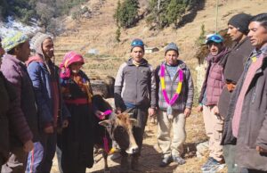 गणतंत्र की सबसे खूबसूरत तस्वीर!– वाण गांव के दो युवाओं ने मसीहा बनकर बचाई बर्फ में फंसे 12 बेजुबानों की जान