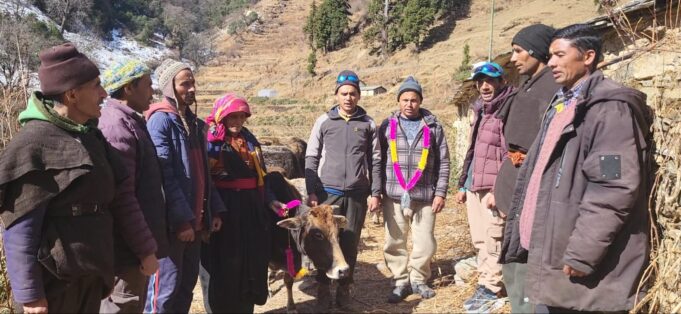 गणतंत्र की सबसे खूबसूरत तस्वीर!– वाण गांव के दो युवाओं ने मसीहा बनकर बचाई बर्फ में फंसे 12 बेजुबानों की जान