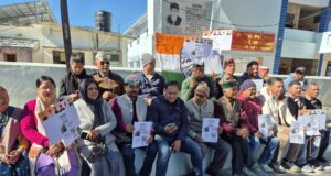 मनरेगा योजना का नाम बदले जाने पर कांग्रेस का विरोध, डीएम परिसर में किया प्रदर्शन