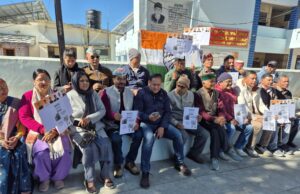 मनरेगा योजना का नाम बदले जाने पर कांग्रेस का विरोध, डीएम परिसर में किया प्रदर्शन