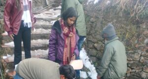 ❄️ *बर्फ में फिसली बेजुबान ज़िंदगी, ज्योतिर्मठ पुलिस बनी संजीवनी