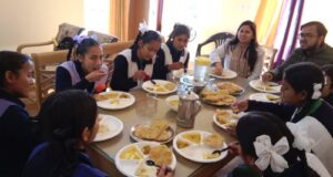 लंच विद एसडीएम” पहल: थलीसैंण में मेधावी छात्राओं से परीक्षा पर संवाद