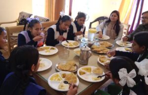 लंच विद एसडीएम” पहल: थलीसैंण में मेधावी छात्राओं से परीक्षा पर संवाद