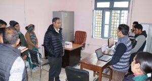 जिलाधिकारी गौरव कुमार ने मंगलवार देर शाम तक पोखरी स्थित उप जिलाधिकारी कार्यालय, न्यायालय एवं खण्ड विकास कार्यालय पोखरी का किया औचक निरीक्षण।