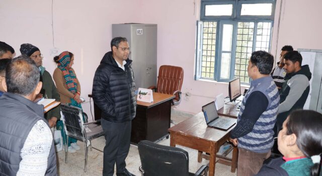 जिलाधिकारी गौरव कुमार ने मंगलवार देर शाम तक पोखरी स्थित उप जिलाधिकारी कार्यालय, न्यायालय एवं खण्ड विकास कार्यालय पोखरी का किया औचक निरीक्षण।