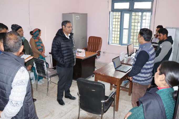 जिलाधिकारी गौरव कुमार ने मंगलवार देर शाम तक पोखरी स्थित उप जिलाधिकारी कार्यालय, न्यायालय एवं खण्ड विकास कार्यालय पोखरी का किया औचक निरीक्षण।