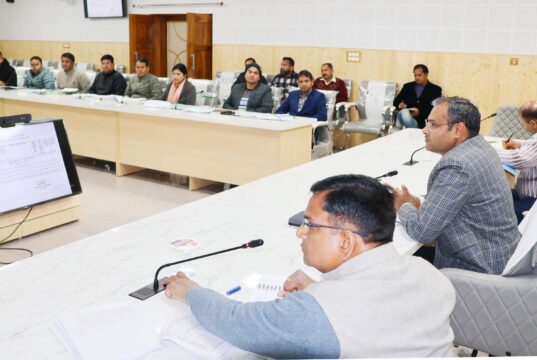 जिलाधिकारी गौरव कुमार की अध्यक्षता में कलेक्ट्रेट सभागार में जिले के राजस्व अधिकारियों एवं कर्मचारियों के साथ समीक्षा बैठक आयोजित की गई। साथ ही जिलाधिकारी ने लंबित विकासात्मक कार्यों एवं राजस्व वसूली, न्यायालय, थानों,तहसील स्तर पर लम्बित वादों के मामलों के अलावा अन्य कार्यो की विस्तृत जानकारी ली।