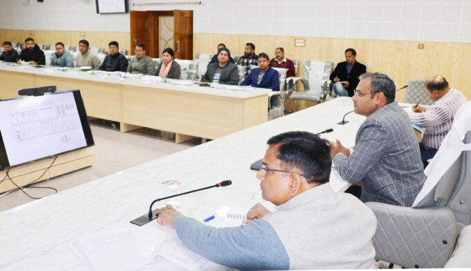 जिलाधिकारी गौरव कुमार की अध्यक्षता में कलेक्ट्रेट सभागार में जिले के राजस्व अधिकारियों एवं कर्मचारियों के साथ समीक्षा बैठक आयोजित की गई। साथ ही जिलाधिकारी ने लंबित विकासात्मक कार्यों एवं राजस्व वसूली, न्यायालय, थानों,तहसील स्तर पर लम्बित वादों के मामलों के अलावा अन्य कार्यो की विस्तृत जानकारी ली।