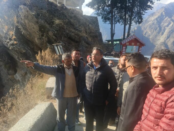 जिलाधिकारी ने किया सेलंग सलूड़ डुंग्रा मोटर मार्ग का निरीक्षण