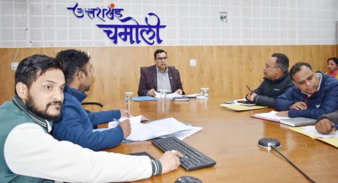 मुख्य विकास अधिकारी डॉ अभिषेक त्रिपाठी ने सड़क सुरक्षा समिति की बैठक में संबंधित अधिकारियों को सड़क दुर्घटनाओं को रोकने के दिए कड़े निर्देश