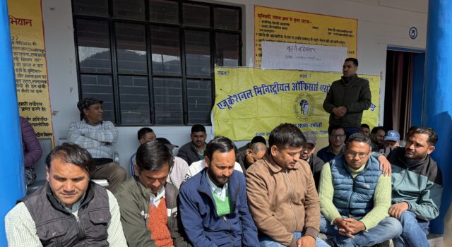 मिनिस्ट्रियल कर्मियों ने विधायक के स्टीफ़े की रखी माँग