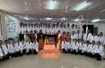 नर्सिंग के छात्रों ने ली सेवा और समर्पण की शपथ