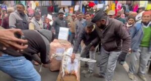 सड़क शिक्षा स्वास्थ्य की बदहाल स्थिति पर ग्रामीण नाराज, सड़कों पर उतर कर दिखाया आक्रोश