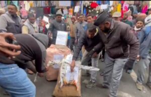 सड़क शिक्षा स्वास्थ्य की बदहाल स्थिति पर ग्रामीण नाराज, सड़कों पर उतर कर दिखाया आक्रोश