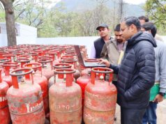 जिलाधिकारी ने गैस एजेंसियों का औचक निरीक्षण कर घरेलु गैस उपलब्धता का लिया जायजा