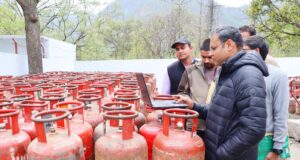 जिलाधिकारी ने गैस एजेंसियों का औचक निरीक्षण कर घरेलु गैस उपलब्धता का लिया जायजा