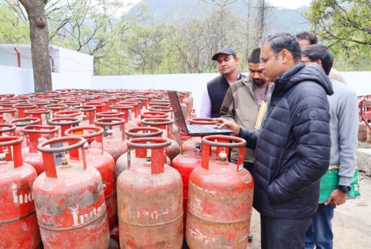 जिलाधिकारी ने गैस एजेंसियों का औचक निरीक्षण कर घरेलु गैस उपलब्धता का लिया जायजा