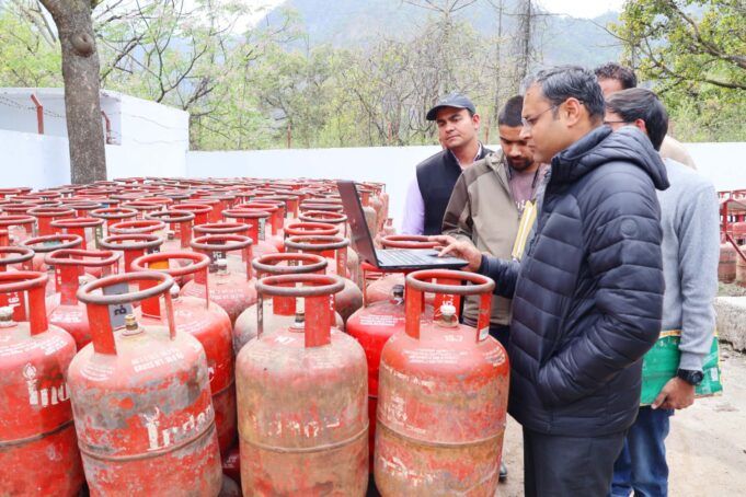 जिलाधिकारी ने गैस एजेंसियों का औचक निरीक्षण कर घरेलु गैस उपलब्धता का लिया जायजा