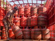 जिले में पर्याप्त मात्रा में उपलब्ध हैँ घरेलू गैस सिलेंडर : डीएम चमोली