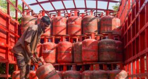 जिले में पर्याप्त मात्रा में उपलब्ध हैँ घरेलू गैस सिलेंडर : डीएम चमोली