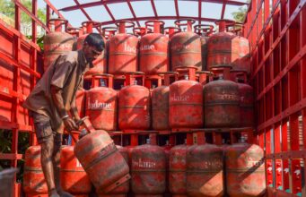 जिले में पर्याप्त मात्रा में उपलब्ध हैँ घरेलू गैस सिलेंडर : डीएम चमोली