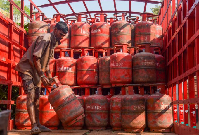जिले में पर्याप्त मात्रा में उपलब्ध हैँ घरेलू गैस सिलेंडर : डीएम चमोली