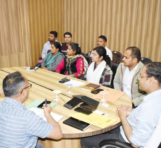 जिलाधिकारी ने ली प्रधानमंत्री मातृ वंदना योजना की प्रगति समीक्षा बैठक