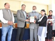 जिलाधिकारी चमोली द्वारा किया गया निःशुल्क पाठ्यपुस्तकों का वितरण