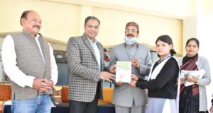 जिलाधिकारी चमोली द्वारा किया गया निःशुल्क पाठ्यपुस्तकों का वितरण