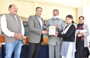 जिलाधिकारी चमोली द्वारा किया गया निःशुल्क पाठ्यपुस्तकों का वितरण