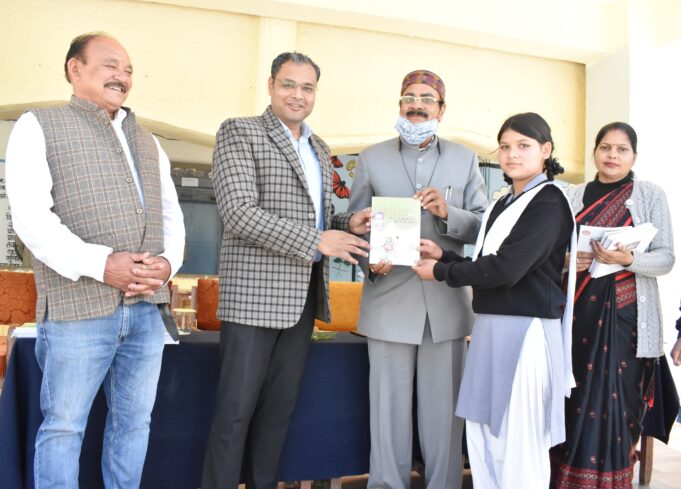 जिलाधिकारी चमोली द्वारा किया गया निःशुल्क पाठ्यपुस्तकों का वितरण