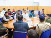 बद्रीनाथ राष्ट्रीय राजमार्ग के क्षतिग्रस्त हिस्सों के सुधारीकरण कार्यों में हो रही देरी पर जिलाधिकारी ने जताई नाराजगी