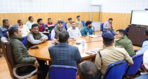 बद्रीनाथ राष्ट्रीय राजमार्ग के क्षतिग्रस्त हिस्सों के सुधारीकरण कार्यों में हो रही देरी पर जिलाधिकारी ने जताई नाराजगी