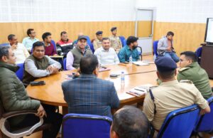 बद्रीनाथ राष्ट्रीय राजमार्ग के क्षतिग्रस्त हिस्सों के सुधारीकरण कार्यों में हो रही देरी पर जिलाधिकारी ने जताई नाराजगी