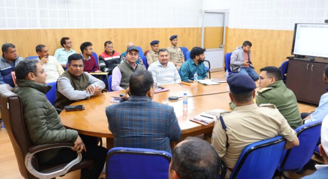 बद्रीनाथ राष्ट्रीय राजमार्ग के क्षतिग्रस्त हिस्सों के सुधारीकरण कार्यों में हो रही देरी पर जिलाधिकारी ने जताई नाराजगी