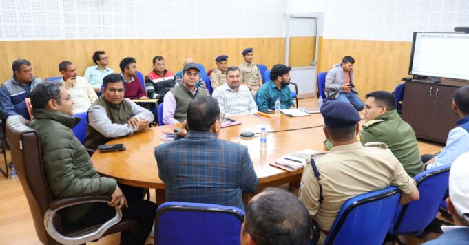 बद्रीनाथ राष्ट्रीय राजमार्ग के क्षतिग्रस्त हिस्सों के सुधारीकरण कार्यों में हो रही देरी पर जिलाधिकारी ने जताई नाराजगी